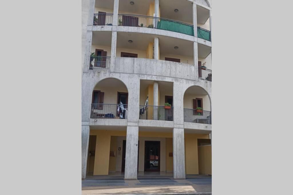 Appartamento A Cinque Minuti Dal Centro Di Lecce Luaran gambar